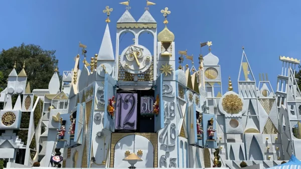 DISNEYLAND its a small world streaker